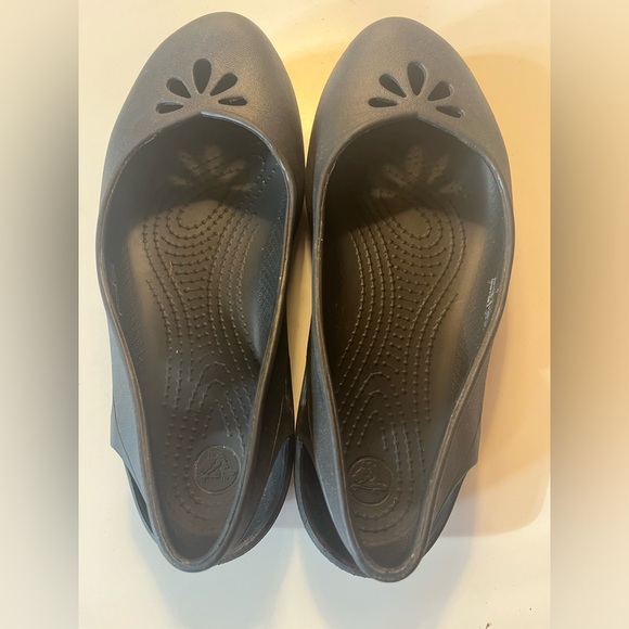 Women’s Croc Flats - Picture 2 of 4